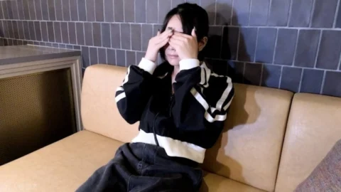 FC2-PPV-4798066 [Amateur first time shooting] Sakura (18) A cute amateur who has never even had a blowjob before. This is a video from a different angle of the first time she was filmed. She was nervous, but when I touched her body, she came instantly. Th