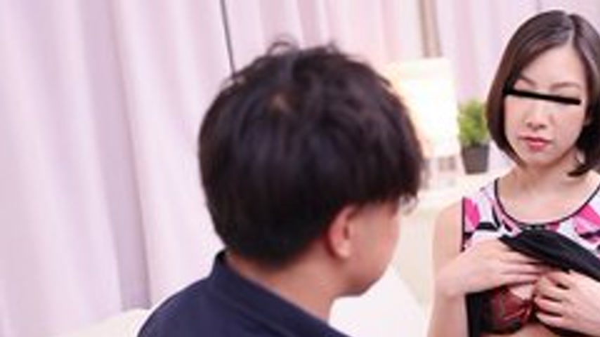 sextop1 — PACOPACOMAMA-021325-100 Pacopacomama-021325_100 — A mother w — khung hình 1