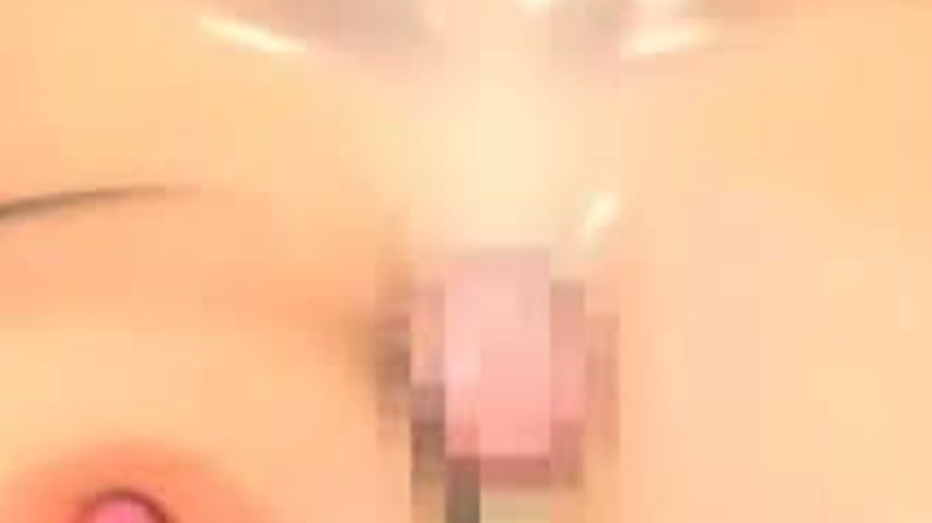 sextop1 — Young brunette with long legs is dancing and twerking — khung hình 2