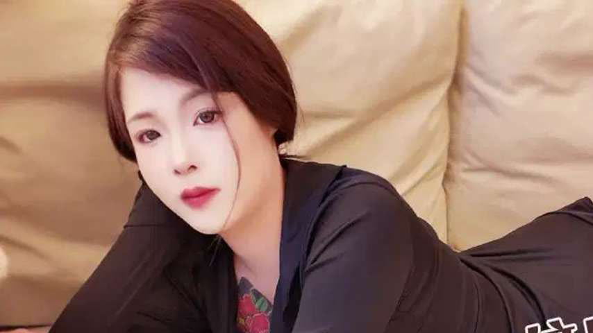 sextop1 — XJX513: Tattooed Girl Loses Her Virginity to Her Brother-in- — khung hình 1